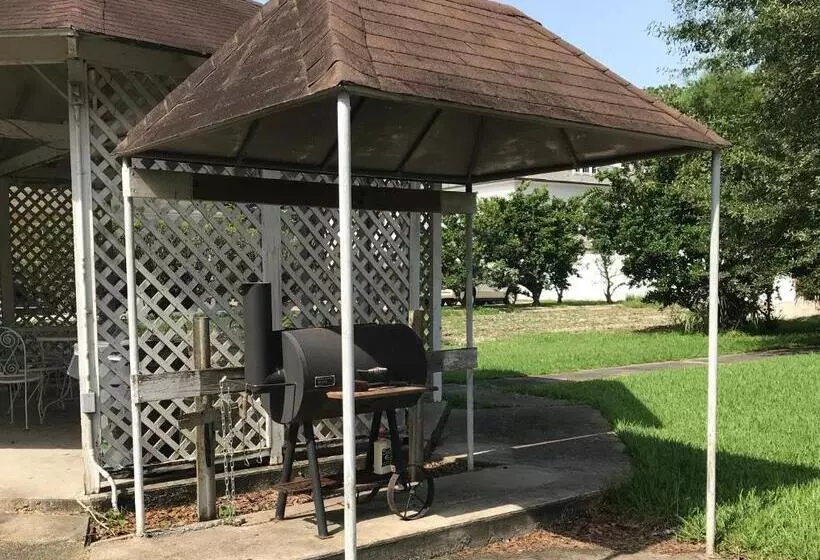 Отель Carmel Inn And Suites Thibodaux