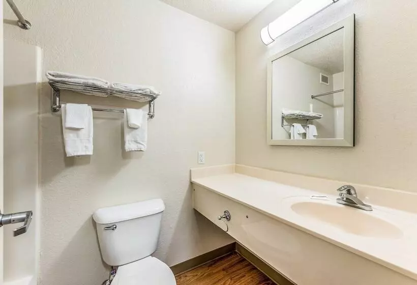 Szálloda Hometowne By Red Roof Studios Cincinnati   Sharonville