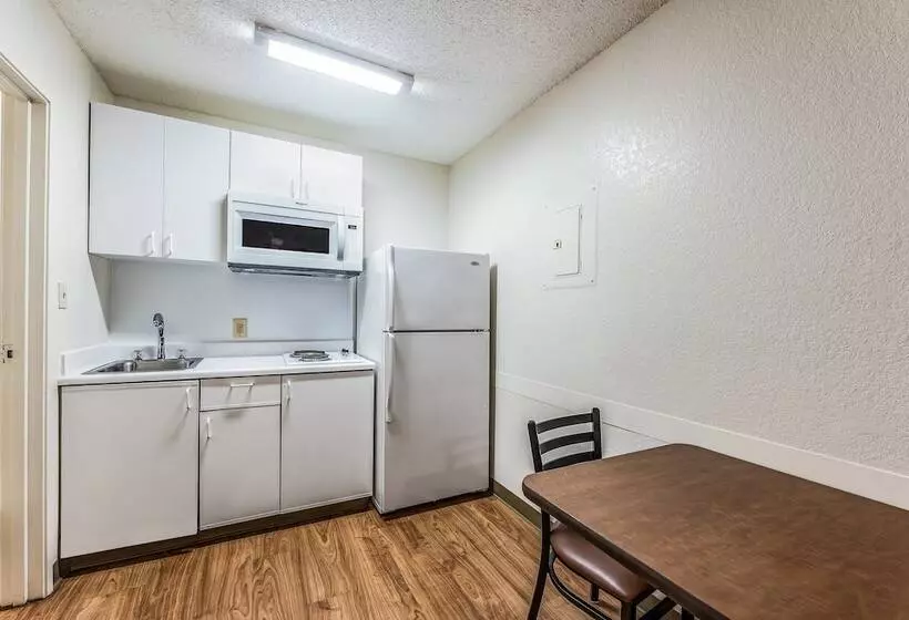 Szálloda Hometowne By Red Roof Studios Cincinnati   Sharonville