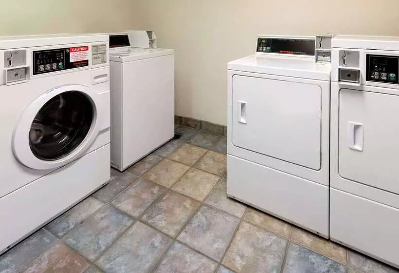 فندق Super 8 By Wyndham Strongsville/cleveland