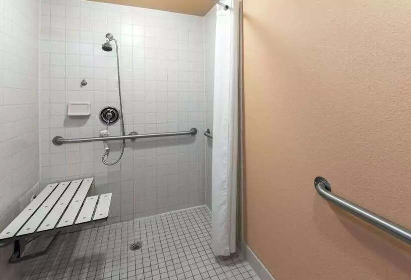 فندق Super 8 By Wyndham Strongsville/cleveland