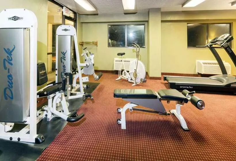 فندق Super 8 By Wyndham Strongsville/cleveland