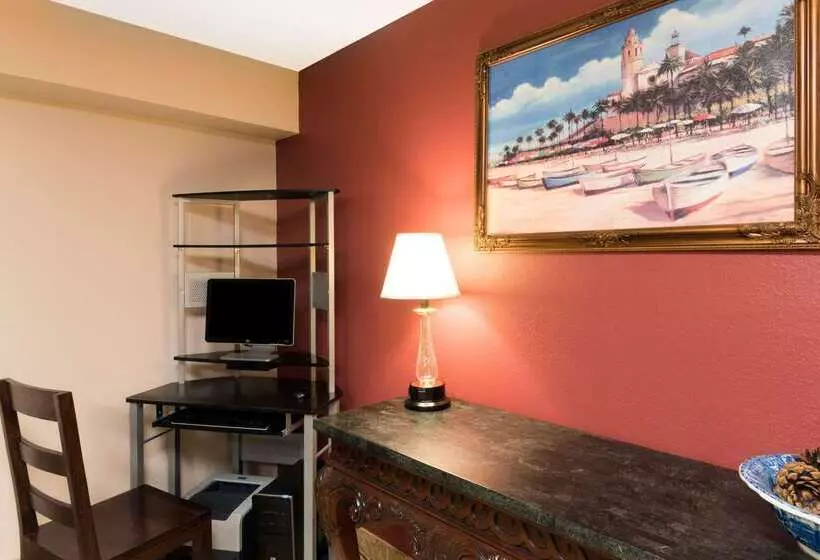 فندق Super 8 By Wyndham Strongsville/cleveland