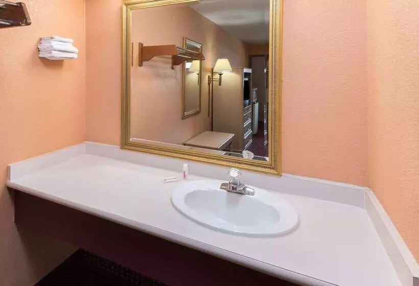 فندق Super 8 By Wyndham Strongsville/cleveland