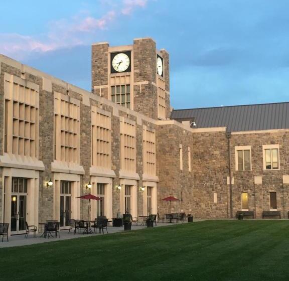 Отель The Inn At Virginia Tech  On Campus