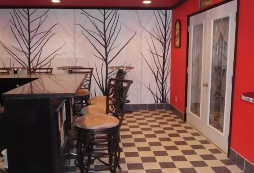 Roseau Motel And Diner