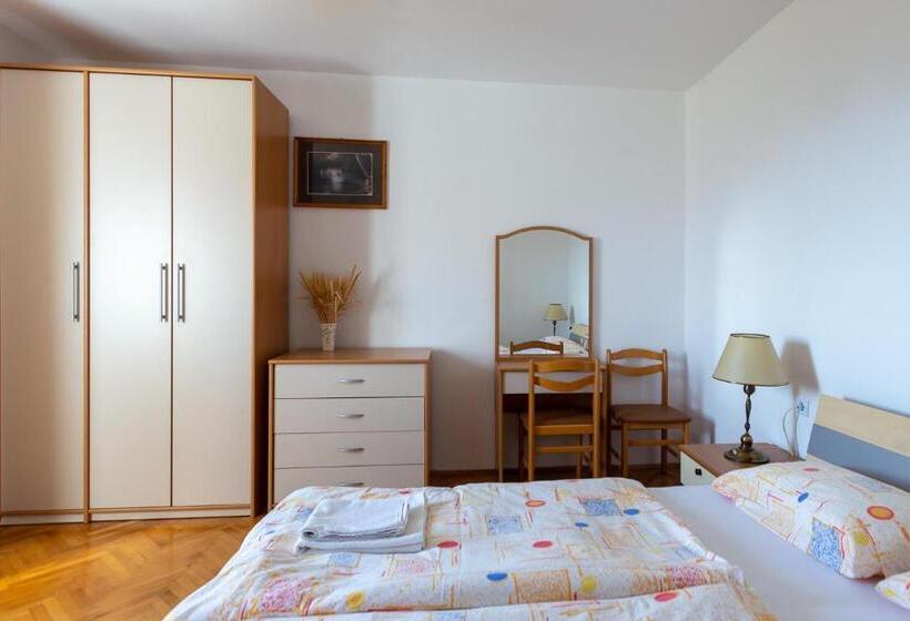 پانسیون Apartments And Rooms Ješelnik