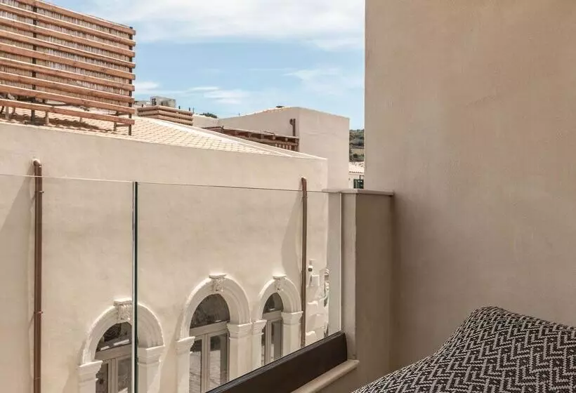 Manili Boutique Suites & Villas