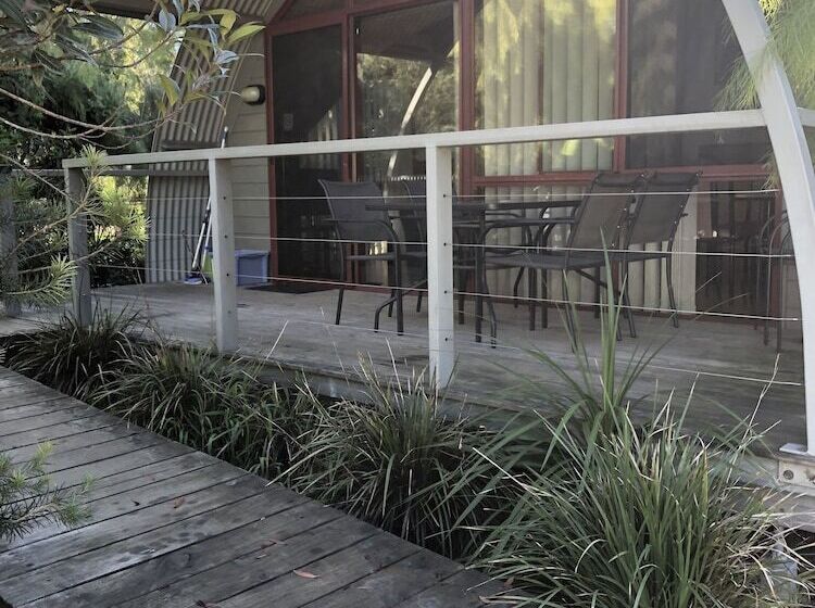 호텔 Mallacoota's Shady Gully Caravan Park