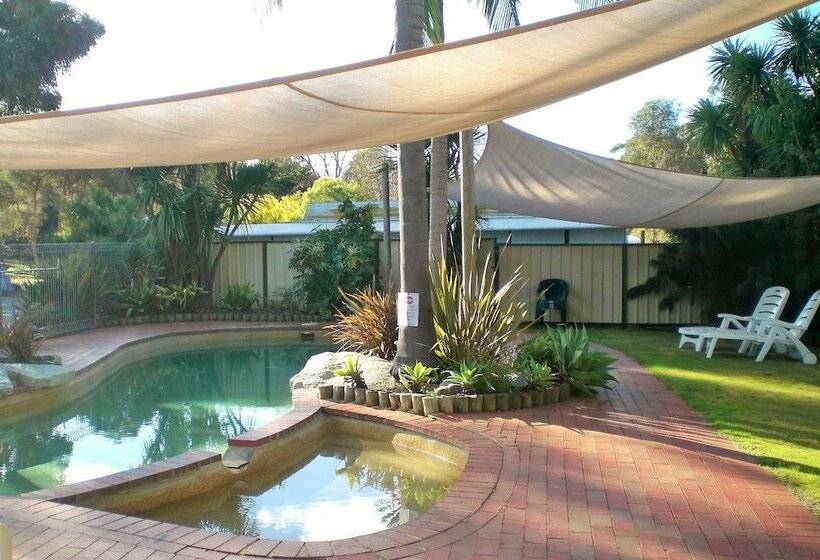 호텔 Mallacoota's Shady Gully Caravan Park