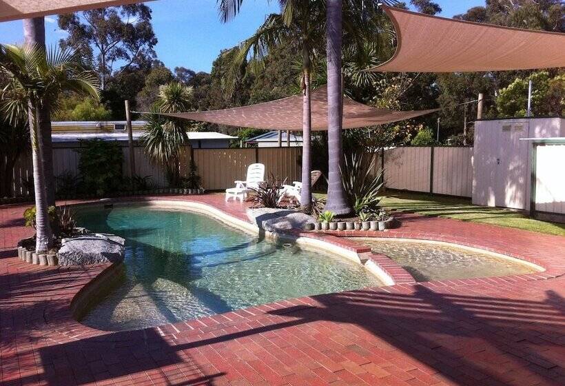 호텔 Mallacoota's Shady Gully Caravan Park