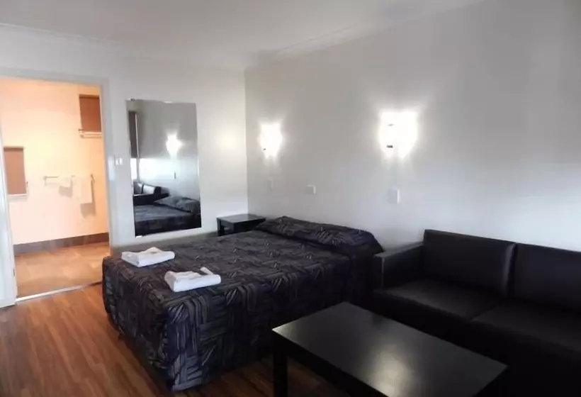 Jolly Collier Hotel Motel