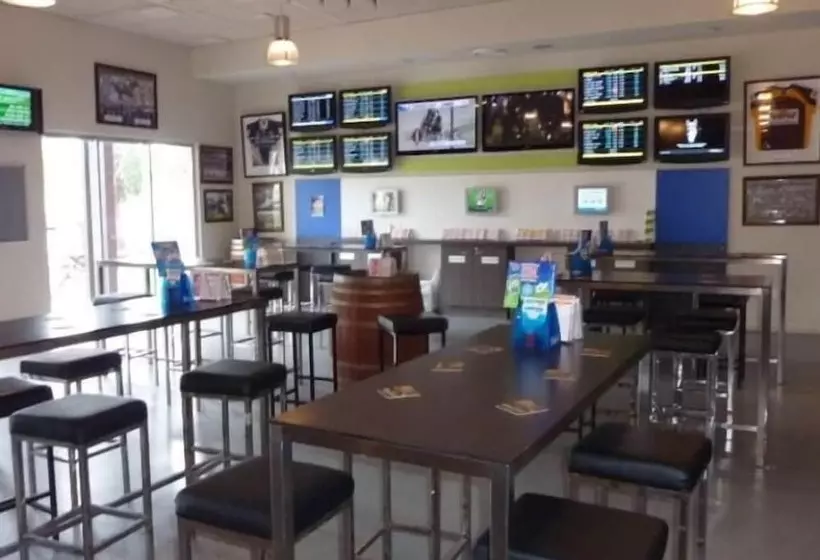 Jolly Collier Hotel Motel