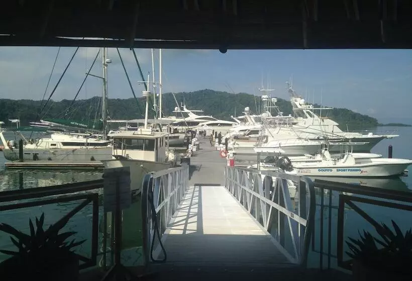 Hotelli Fish Hook Marina & Lodge