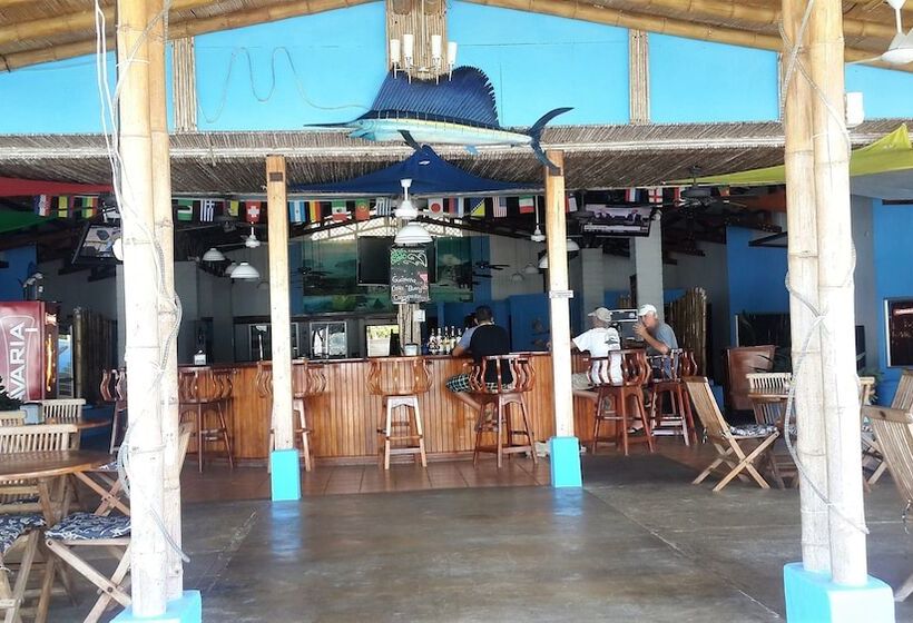 هتل Fish Hook Marina & Lodge