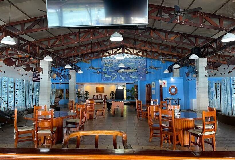 هتل Fish Hook Marina & Lodge