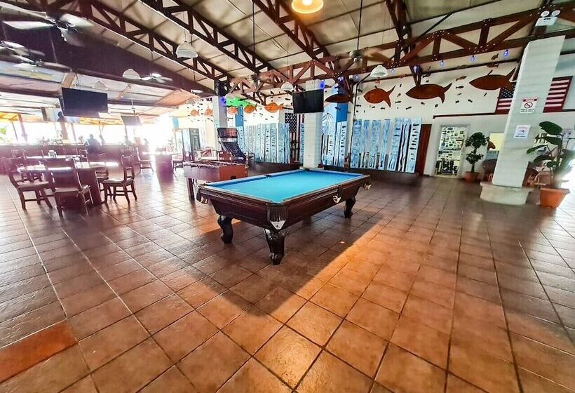 هتل Fish Hook Marina & Lodge