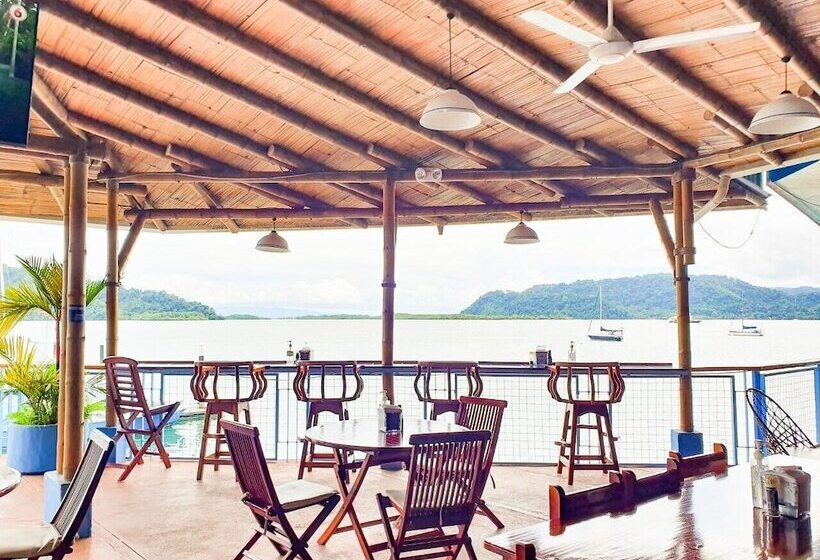 هتل Fish Hook Marina & Lodge