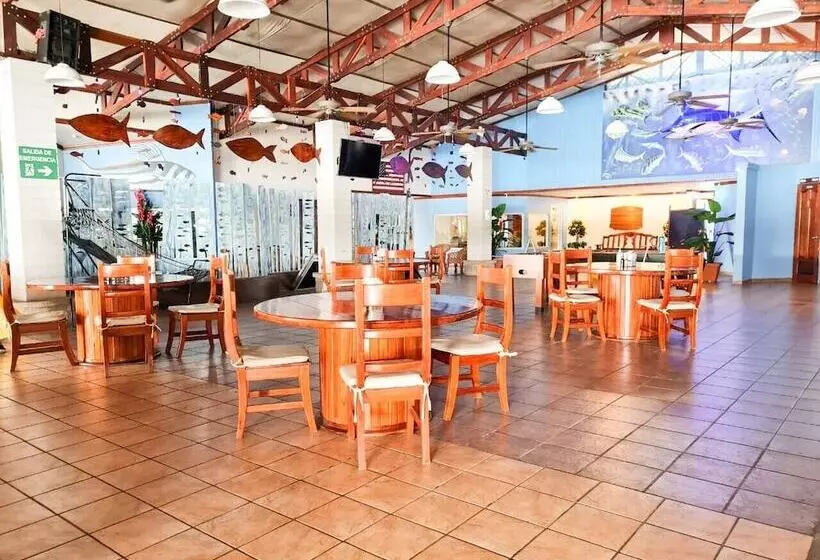 Hotelli Fish Hook Marina & Lodge