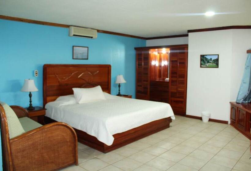 هتل Fish Hook Marina & Lodge