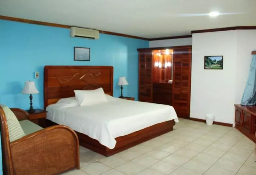 Hotelli Fish Hook Marina & Lodge