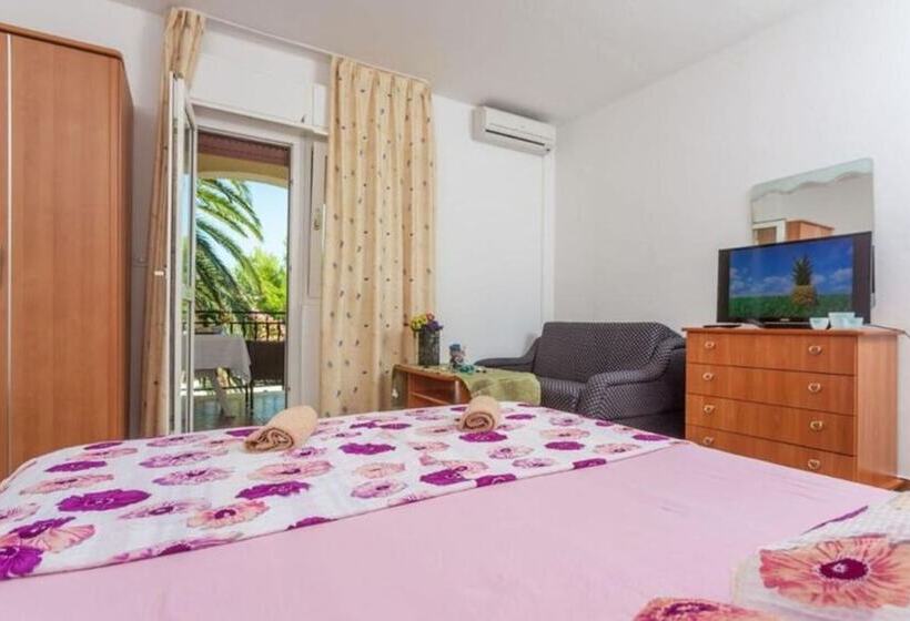 Отель Lovely Double Bed Room With Balcony And Sea View