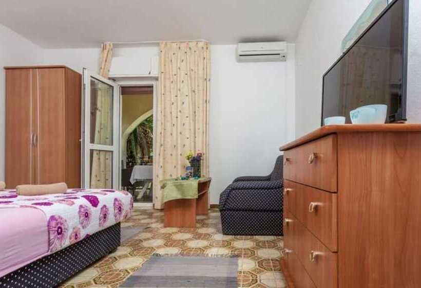 Отель Lovely Double Bed Room With Balcony And Sea View