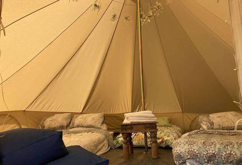 בית מלון כפרי 4 Large Bell Tents & Remote Wood Cabin Sleeps 16