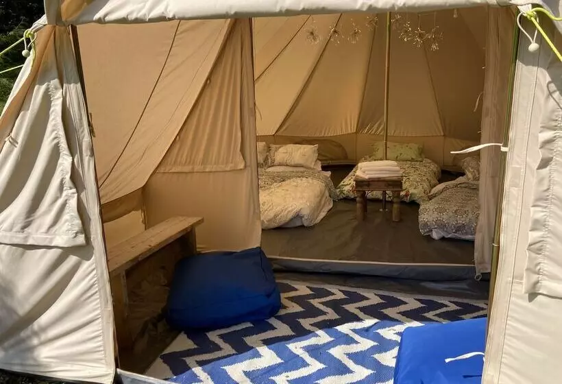 ホテル 4 Large Bell Tents & Remote Wood Cabin   Sleeps 16