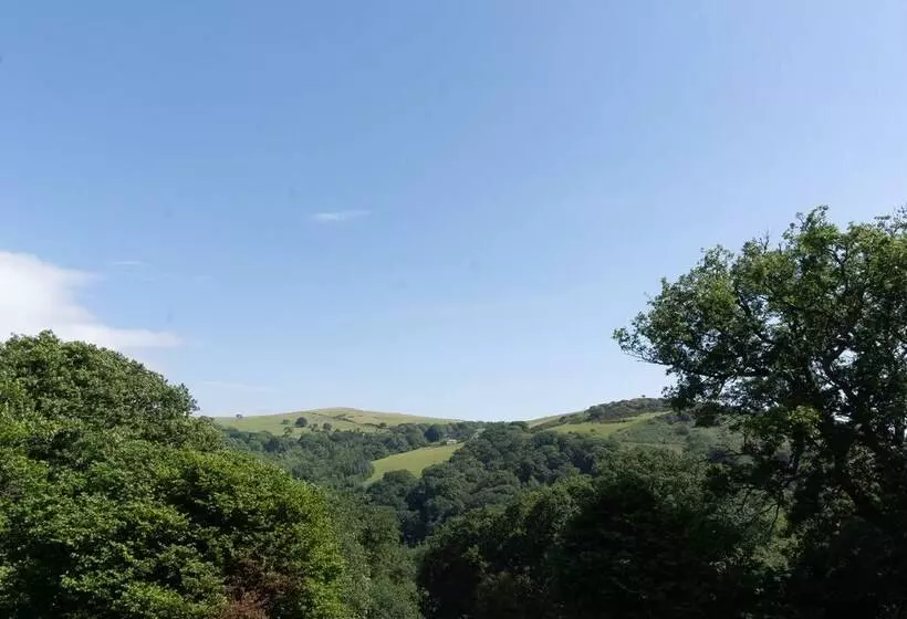 ホテル 4 Large Bell Tents & Remote Wood Cabin   Sleeps 16