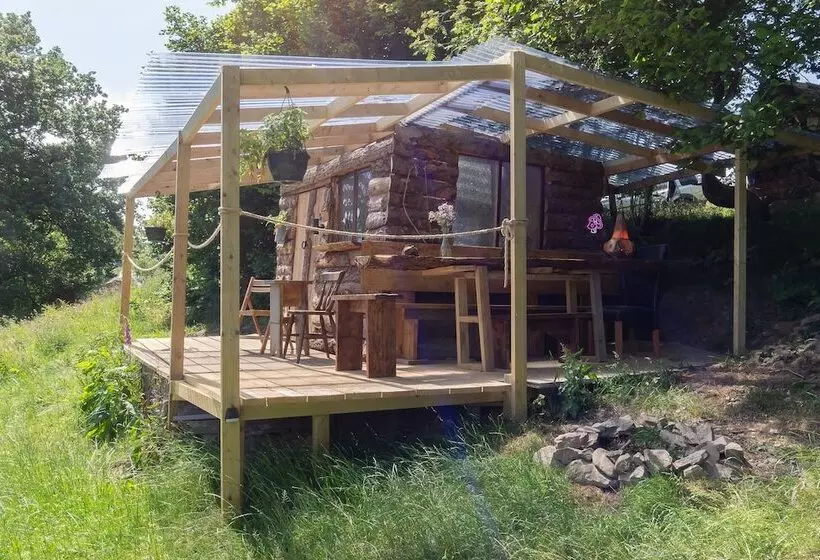 ホテル 4 Large Bell Tents & Remote Wood Cabin   Sleeps 16