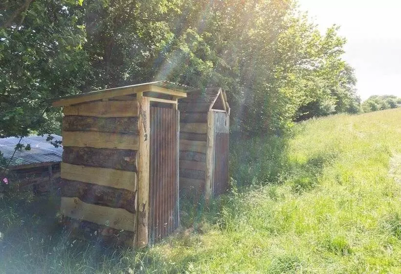 ホテル 4 Large Bell Tents & Remote Wood Cabin   Sleeps 16