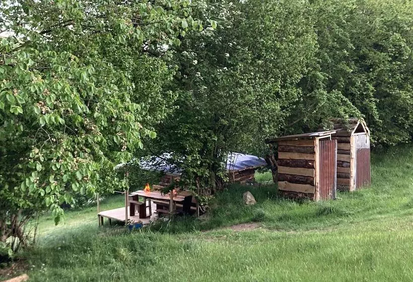 ホテル 4 Large Bell Tents & Remote Wood Cabin   Sleeps 16