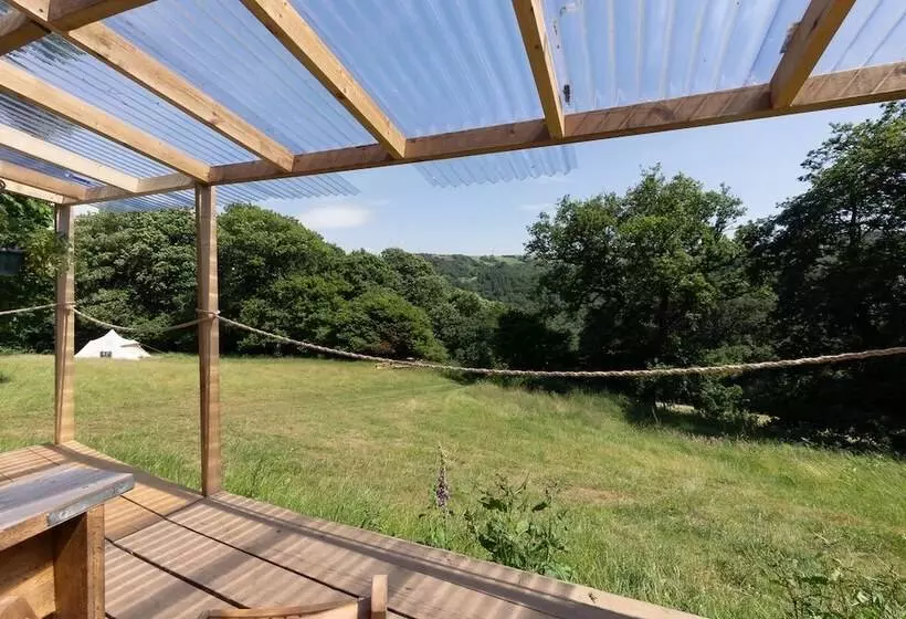 ホテル 4 Large Bell Tents & Remote Wood Cabin   Sleeps 16