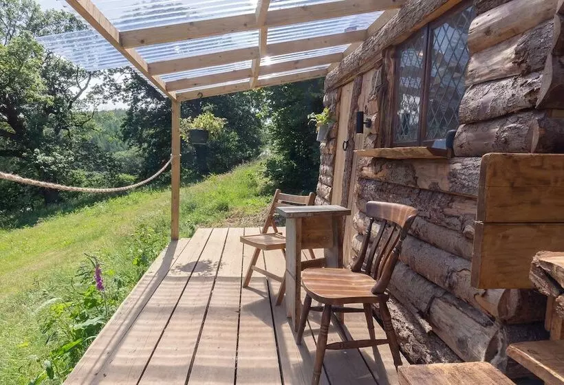 ホテル 4 Large Bell Tents & Remote Wood Cabin   Sleeps 16