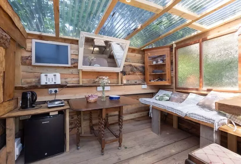 ホテル 4 Large Bell Tents & Remote Wood Cabin   Sleeps 16