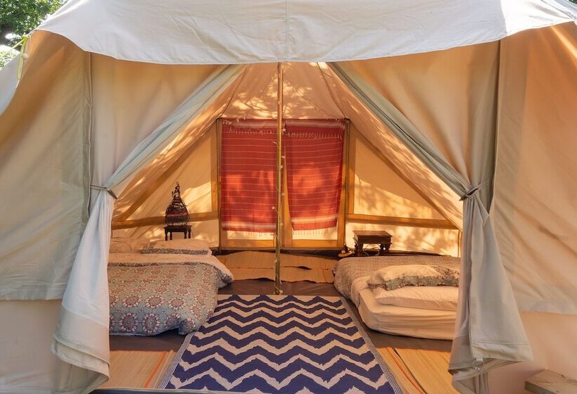 בית מלון כפרי 4 Large Bell Tents & Remote Wood Cabin Sleeps 16