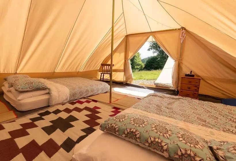 ホテル 4 Large Bell Tents & Remote Wood Cabin   Sleeps 16