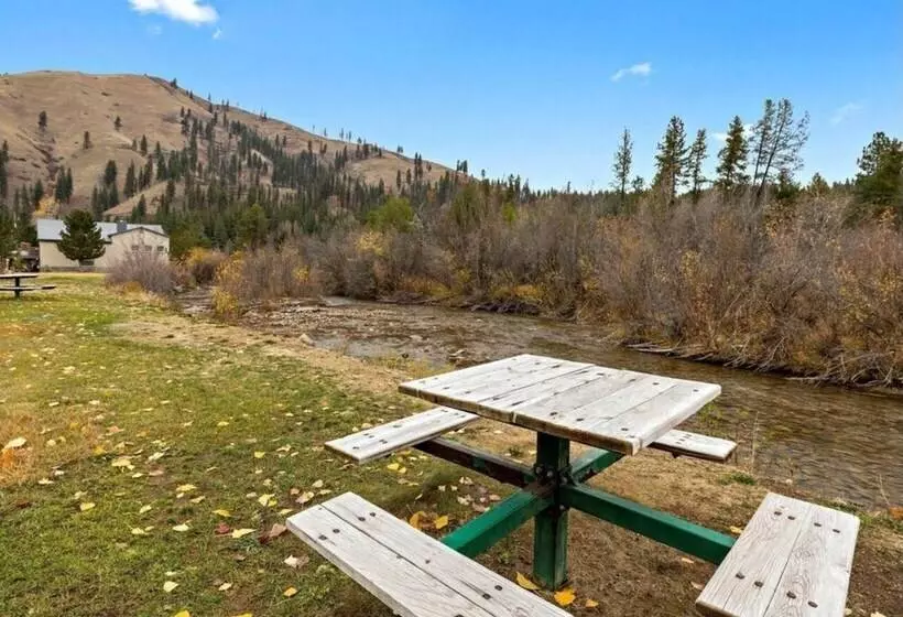 Southfork Lodge Cabin 2