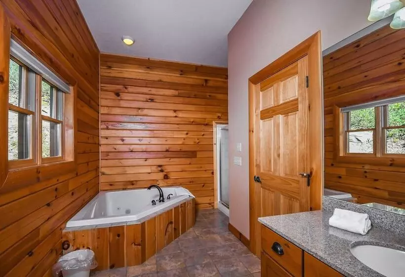 Cozy Bear Chalet