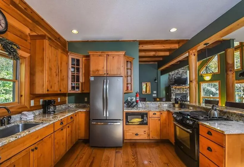 Cozy Bear Chalet