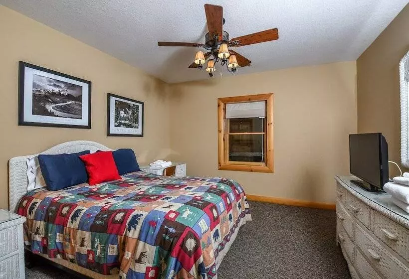 Cozy Bear Chalet