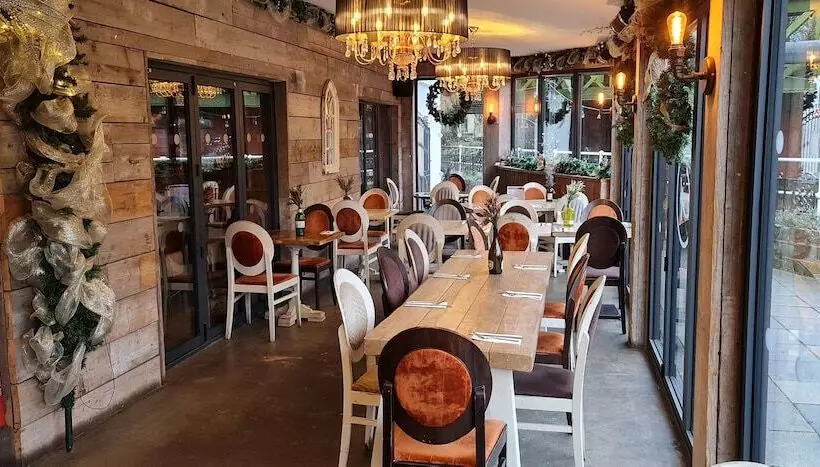 Hotelli The Waterside Bar Rooms & Restaurant