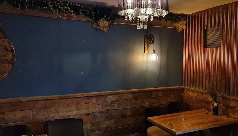 هتل The Waterside Bar Rooms & Restaurant