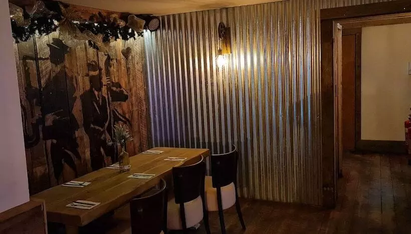 Hotelli The Waterside Bar Rooms & Restaurant