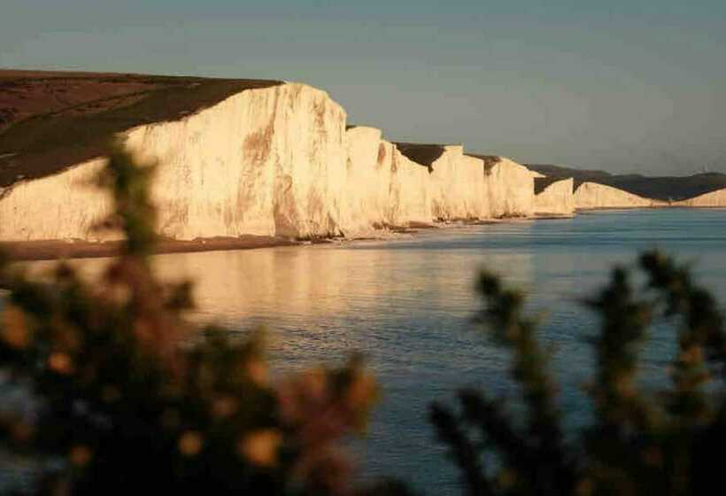 Lovely Hillside Cabin In The Heart Of The Cuckmere