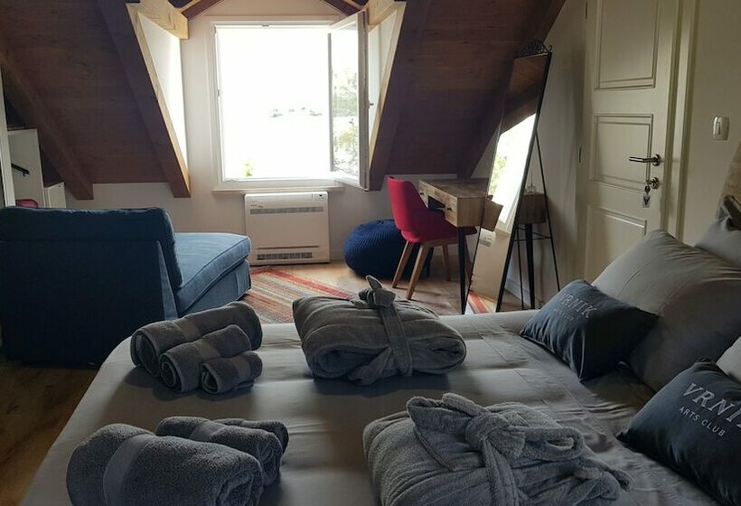 مبيت وإفطار Vrnik Arts Club