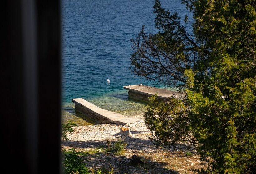 مبيت وإفطار Vrnik Arts Club