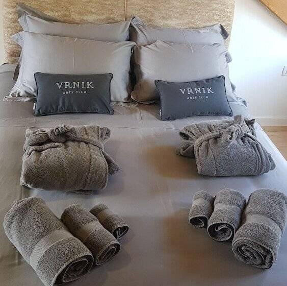 مبيت وإفطار Vrnik Arts Club