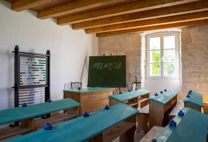 Aamiaismajoitus (B&B) Vrnik Arts Club